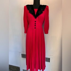 Vtg Red and black long sleeve dress with Velvet floral V-neck construction sz 8